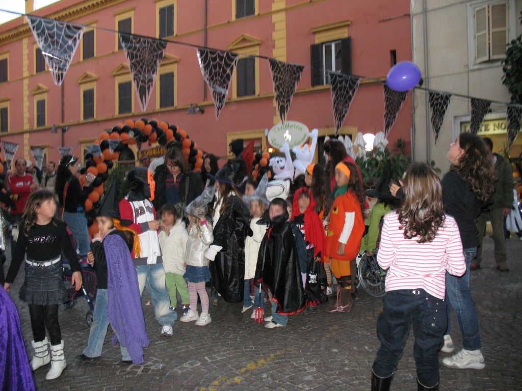 FESTA DI HALLOWEEN ORGANIZZATA NELL’ANNO 2007 DA NOI SU PIAZZA RISORGIMENTO
